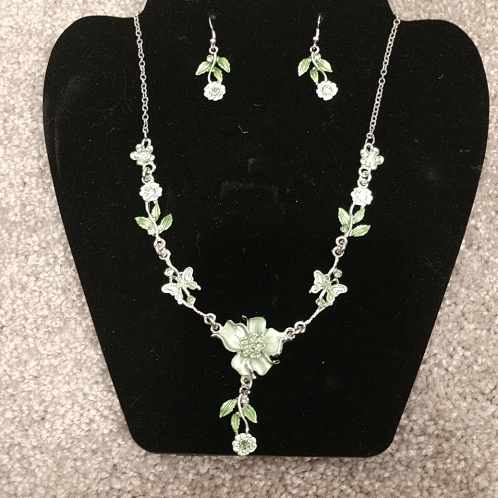 Stunning necklace and earrings set